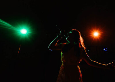 chanteuse lors d'une soirée de mariage