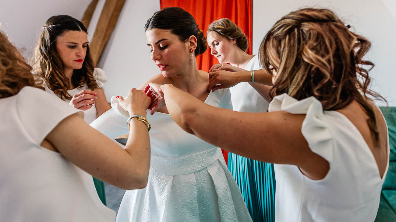 habillage de la mariée avec ses demoiselles d'honneur