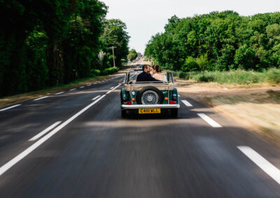 les mariés dans la voiture ancienne