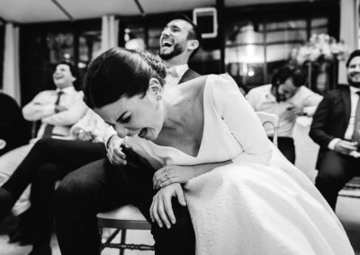 les mariés rient lors de la soirée de mariage au château de Tilly